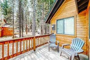 Property grounds - Comfortable Home with Shared Hot Tub & Pool, Fireplace, & Private W&D (Truckee)