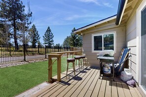 Outdoor dining - Edgewood Retreat - Hot Tub, Golf Course Views & Walk to Stateline (Stateline)