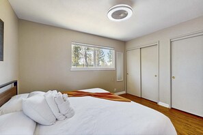 3 bedrooms, iron/ironing board, WiFi, bed sheets - Edgewood Retreat - Hot Tub, Golf Course Views & Walk to Stateline (Stateline)