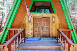 Exterior detail - Quiet, dog-friendly home in the woods with deck & fireplace - near the lake (Tahoe City)