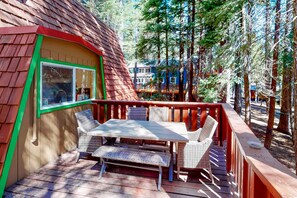 Outdoor dining - Quiet, dog-friendly home in the woods with deck & fireplace - near the lake (Tahoe City)