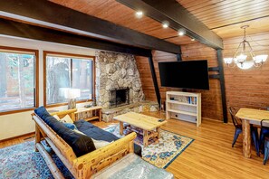 TV, fireplace, offices - Quiet, dog-friendly home in the woods with deck & fireplace - near the lake (Tahoe City)