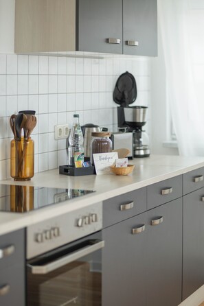Køleskab, mikrobølgeovn, ovn, kogeplade