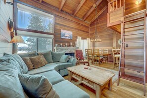 TV, fireplace, DVD player, offices - Rustic-chic condo with pool, sauna, hot tub, tennis, fireplace, game room & deck (Truckee)