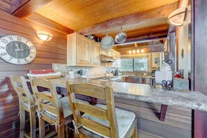 Fridge, microwave, oven, stovetop - Rustic-chic condo with pool, sauna, hot tub, tennis, fireplace, game room & deck (Truckee)
