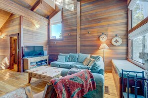TV, fireplace, DVD player, offices - Rustic-chic condo with pool, sauna, hot tub, tennis, fireplace, game room & deck (Truckee)