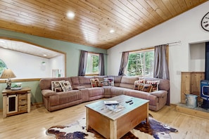 TV, offices - Wooded Charm with Jetted Tub, Deck, & Full Kitchen - Close to Town (Truckee)