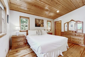 WiFi, bed sheets - Wooded Charm with Jetted Tub, Deck, & Full Kitchen - Close to Town (Truckee)