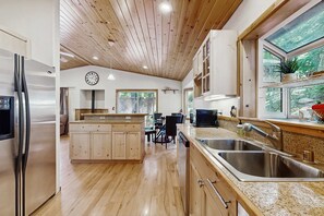 Fridge, microwave, oven, stovetop - Wooded Charm with Jetted Tub, Deck, & Full Kitchen - Close to Town (Truckee)