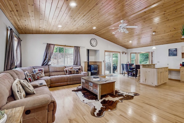 TV, offices - Wooded Charm with Jetted Tub, Deck, & Full Kitchen - Close to Town (Truckee)