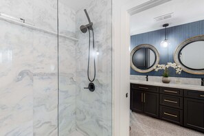 Shower, hair dryer, towels - Renovated 2nd-floor condo with deck, grill, fireplace, W&D, & free WiFi (Incline Village)