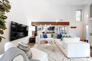 TV, fireplace, offices - Renovated 2nd-floor condo with deck, grill, fireplace, W&D, & free WiFi (Incline Village)