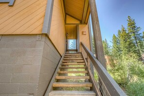 Property grounds - Northstar townhome with 2 balconies, fireplace, pool, hot tub, & sauna (Northstar - Truckee)