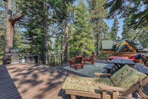 Outdoor dining - Romantic Cabin Escape on Fallen Leaf Lake - Dog Friendly (South Lake Tahoe)