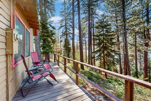 Terrace/patio - Romantic Cabin Escape on Fallen Leaf Lake - Dog Friendly (South Lake Tahoe)