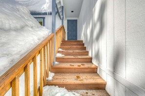 Property grounds - Mountain home with wood stove, W&D, & propane heat - near lifts & trails (Truckee)