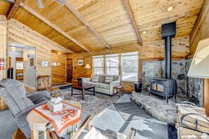 TV, fireplace, offices - Mountain home with wood stove, W&D, & propane heat - near lifts & trails (Truckee)