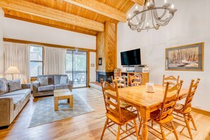 Interior - Condo with fireplace, balcony, washer&dryer, hot tub, & basketball & tennis courts (Truckee)