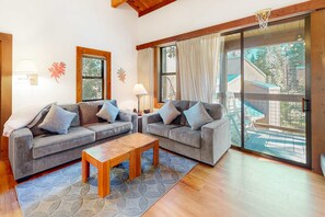 TV, fireplace, DVD player, offices - Condo with fireplace, balcony, washer&dryer, hot tub, & basketball & tennis courts (Truckee)