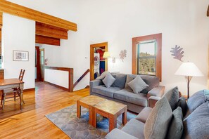 TV, fireplace, DVD player, offices - Condo with fireplace, balcony, washer&dryer, hot tub, & basketball & tennis courts (Truckee)