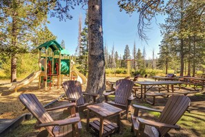 Children’s area - Forest-view home with 3 decks, fast WiFi, pool & hot tub access (Truckee)