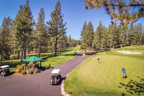 Golf - Forest-view home with 3 decks, fast WiFi, pool & hot tub access (Truckee)