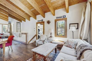 Living area - Cozy mountain condo with shared pool & hot tub access, balcony, and skiing nearby (Truckee)