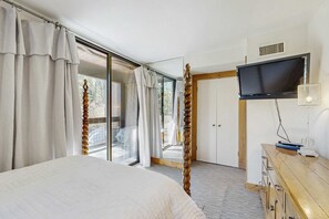Iron/ironing board, WiFi, bed sheets - Cozy mountain condo with shared pool & hot tub access, balcony, and skiing nearby (Truckee)