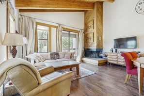 Living area - Cozy mountain condo with shared pool & hot tub access, balcony, and skiing nearby (Truckee)