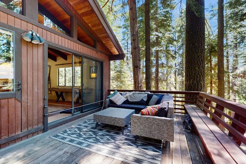 Rustic, comfy, dog-friendly cabin in the pines - walk to homeowners lake & beach