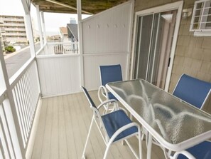 Outdoor dining - Ocean Block, 1 Bedroom Condo, WiFi, Washer/Dryer, 2 Blocks to Seacrets (Ocean City)