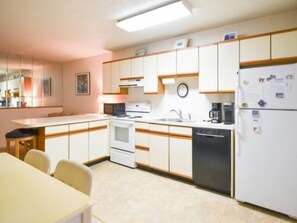 Fridge, microwave, stovetop, dishwasher - Ocean Block, 1 Bedroom Condo, WiFi, Washer/Dryer, 2 Blocks to Seacrets (Ocean City)