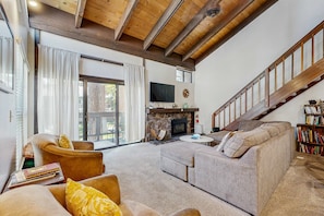 Living area - Modern home with pool, hot tub, & free WiFi - near the lake & ski lifts (South Lake Tahoe)