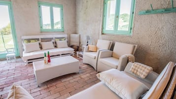 6 bedrooms, iron/ironing board, travel cot, free WiFi