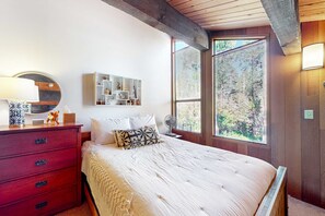 Room - Cozy, 3-story condo with prime location, seasonal pool, tennis & sauna (Kings Beach)