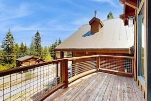 Property grounds - Gorgeous dog-friendly home with private hot tub, shared pool & mountain views (Truckee)