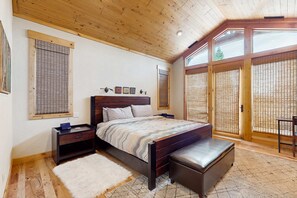 Desk, iron/ironing board, travel cot, WiFi - Gorgeous dog-friendly home with private hot tub, shared pool & mountain views (Truckee)