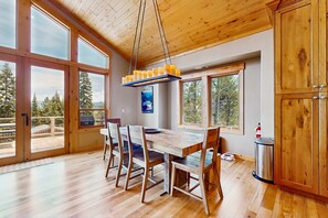 Dining - Gorgeous dog-friendly home with private hot tub, shared pool & mountain views (Truckee)
