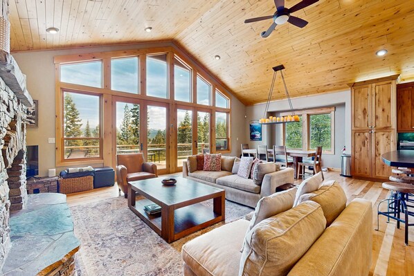 TV, fireplace, DVD player, stereo - Gorgeous dog-friendly home with private hot tub, shared pool & mountain views (Truckee)