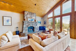 TV, fireplace, DVD player, stereo - Gorgeous dog-friendly home with private hot tub, shared pool & mountain views (Truckee)