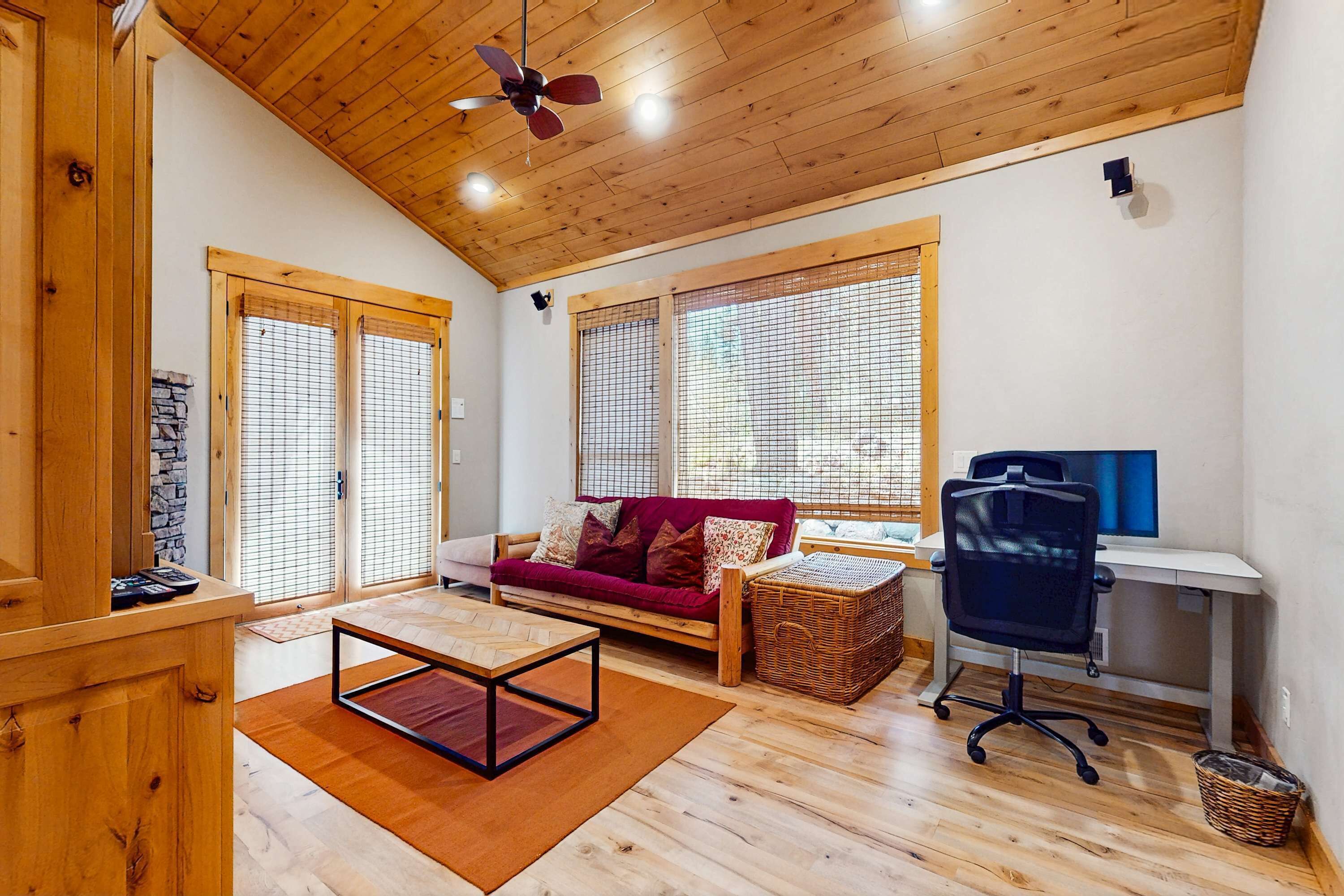 Gorgeous Dog-friendly Home With Private Hot Tub, Shared Pool & Mountain Views - Truckee, CA