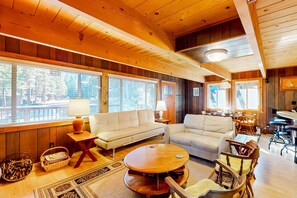 TV, fireplace, offices - Two-story cabin with a wood fireplace, washer&dryer, & decks (Tahoe City)