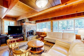 TV, fireplace, offices - Two-story cabin with a wood fireplace, washer&dryer, & decks (Tahoe City)