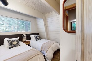 Escritorio, wifi y ropa de cama