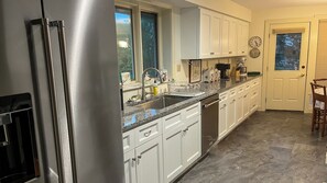 Fridge, microwave, oven, stovetop - Morning Mist: 3  BR, 2.5  BA House in Harpswell, Sleeps 6 (Harpswell)