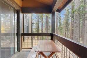 Outdoor dining - Secluded Getaway with Free WiFi plus a Rec Center with a Pool & Hot Tub (Northstar - Truckee)
