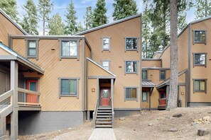Exterior - Secluded Getaway with Free WiFi plus a Rec Center with a Pool & Hot Tub (Northstar - Truckee)