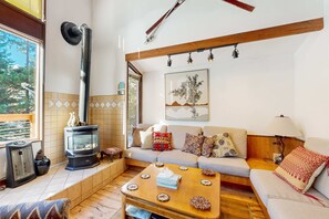 TV, fireplace, DVD player, offices - Bright Olympic Valley condo with free WiFi, fireplace, and deck (Squaw Valley)