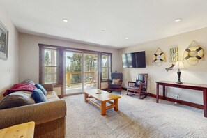 TV, fireplace, DVD player, stereo - Mountain home with fireplace, partial lake views from deck & hot tub (Tahoe City)