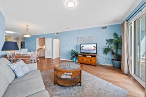 Living area - Legacy Tower One 607 Overlooking hte beautiful gulf. (Gulfport)